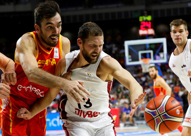 Latvijas basketbola izlase atspēlējas, tomēr saspringtā galotnē zaudē Spānijai