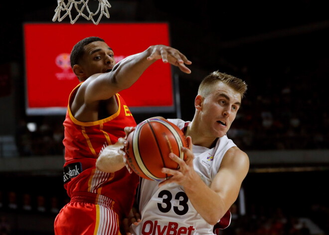 Latvijas vīru basketbola izlase pirmdien viesos Pasaules kausa (PK) izcīņas kvalifikācijas otrā posma dramatiskā spēlē ar rezultātu 82:85 (20:26, 17:25, 19:16, 26:18) zaudēja Spānijas valstsvienībai, pēdējā ceturtdaļā veicot iespaidīgu atspēlēšanos, beigās gan ciešot sāpīgu neveiksmi.