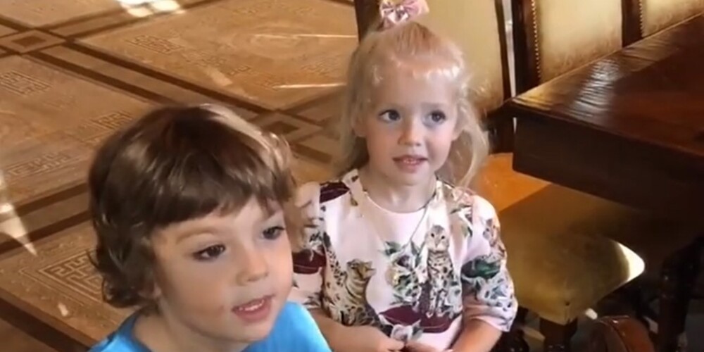 VIDEO: Pugačovas un Galkina dvīņi saņem dāvanas piecu gadu jubilejā