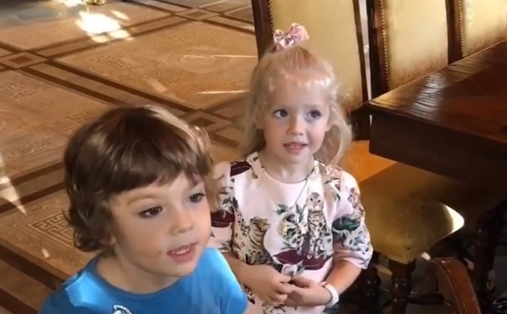 VIDEO: Pugačovas un Galkina dvīņi saņem dāvanas piecu gadu jubilejā
