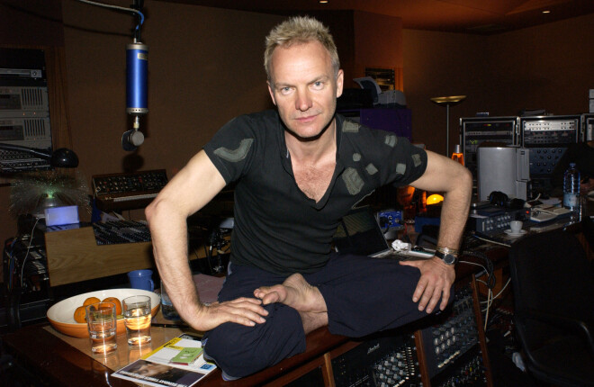 Stings 2003. gadā. Mūziķis uzskata, ka joga palīdz nenovecot.