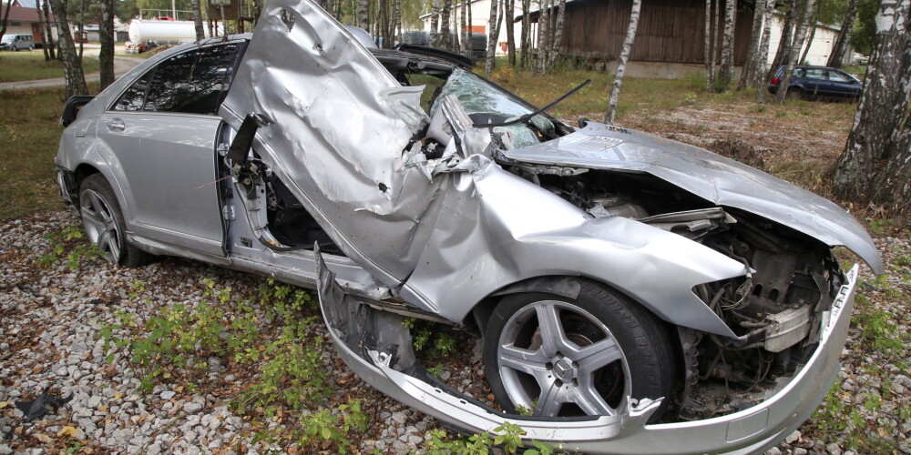 Drūmi skati: policija izrāda mašīnas, kuras šogad smagās avārijās sadragātas uz Latvijas ceļiem