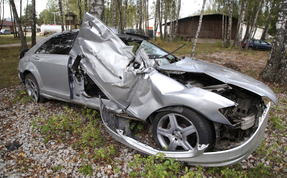 Drūmi skati: policija izrāda mašīnas, kuras šogad smagās avārijās sadragātas uz Latvijas ceļiem