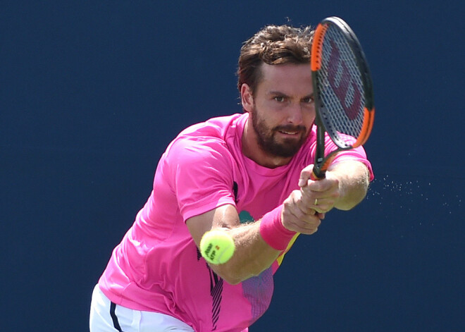 Gulbis pēc pretinieka izstāšanās sasniedz Gaosjunas "Challenger" otro kārtu