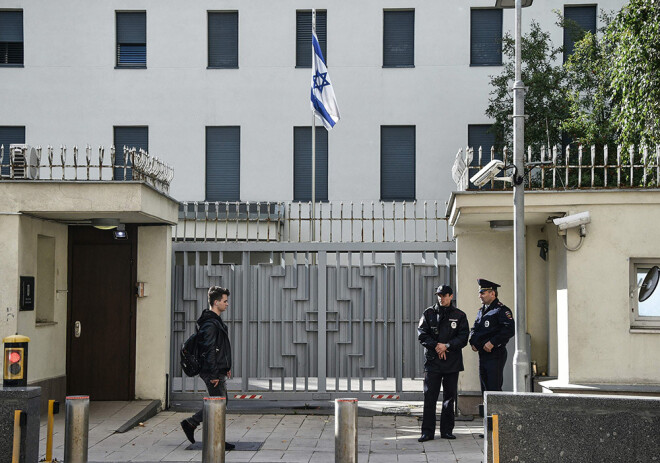 Policisti pie Izraēlas vēstniecības Maskavā.