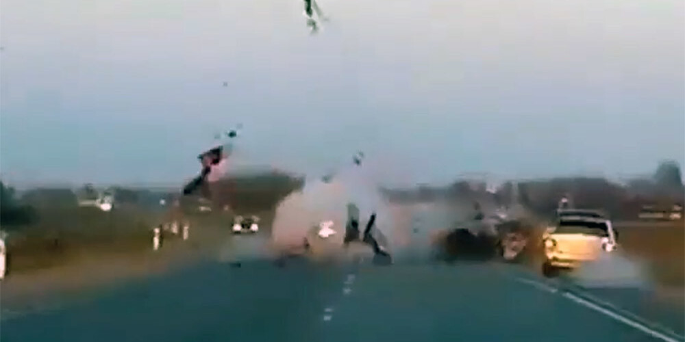 Asinis stindzinošs VIDEO: šaušalīga motociklistu avāriju virkne Krievijā