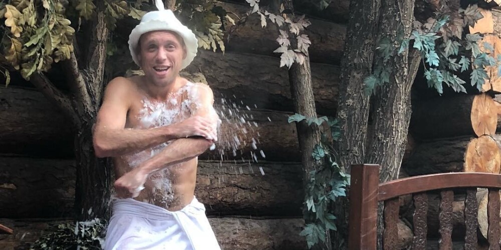 Жена российского футболиста сняла его на видео с проституткой в бане