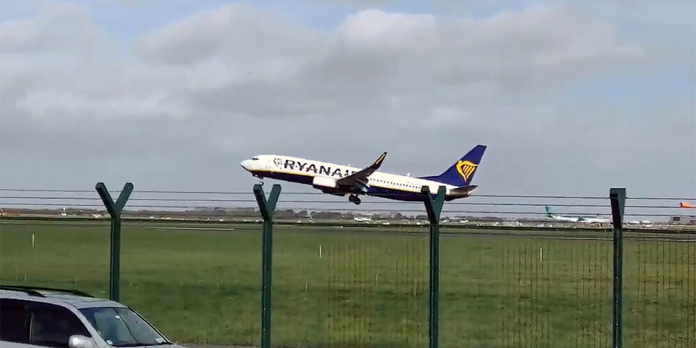 VIDEO: spēcīgā vēja dēļ Dublinas lidostā nespēj nosēsties lidmašīnas