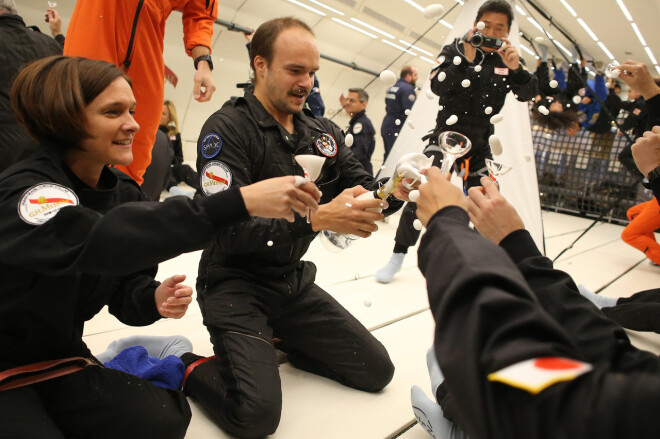 Atverot pudeli, no tās izpeld šampanieša putu burbuļi, kuri lido pa gaisu. To baudīt iespējams no īpaši šim procesam izgatavotām glāzēm, ar kurām putu burbuļi viegli jānotver.