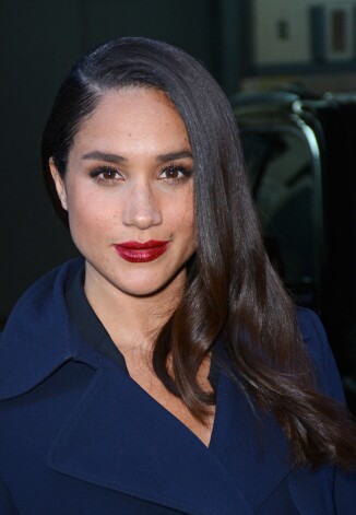 „Vienīgajā reize, kad Megana izvēlējās sarkanas lūpas, viņa nejutās komfortabli,” apliecina hercogienes grima meistars Daniels Mārtins.