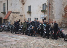 Vasara, motocikli, džentlmeņu štelles un medījuma triumfs - stāsts par baikeru ceļojumu.