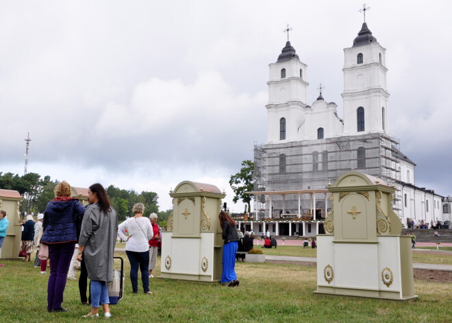 Pāvesta vizītes dienā Aglonā plānots pikets sašutuma paušanai par pedofilijas skandāliem baznīcā; dome to aizliegusi