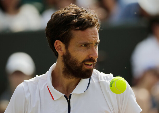 Gulbis divos setos uzvar japāni Učijamu un iekļūst Gaosjunas "Challenger" turnīra 1/4 finālā