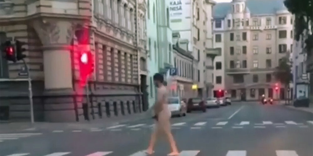 Видео: в Риге около посольства Эстонии спокойно прогуливается абсолютно голый мужчина