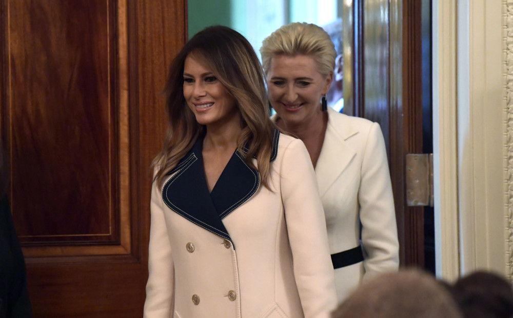 Pasaule atkal brīnās par Melānijas Trampas savādo apģērba izvēli, tiekoties ar Polijas prezidentu un viņa sievu