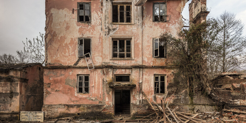 Separātiskā Abhāzijā un sastindzis laiks: britu fotogrāfs iemūžina iespaidīgus kadrus pamestos objektos