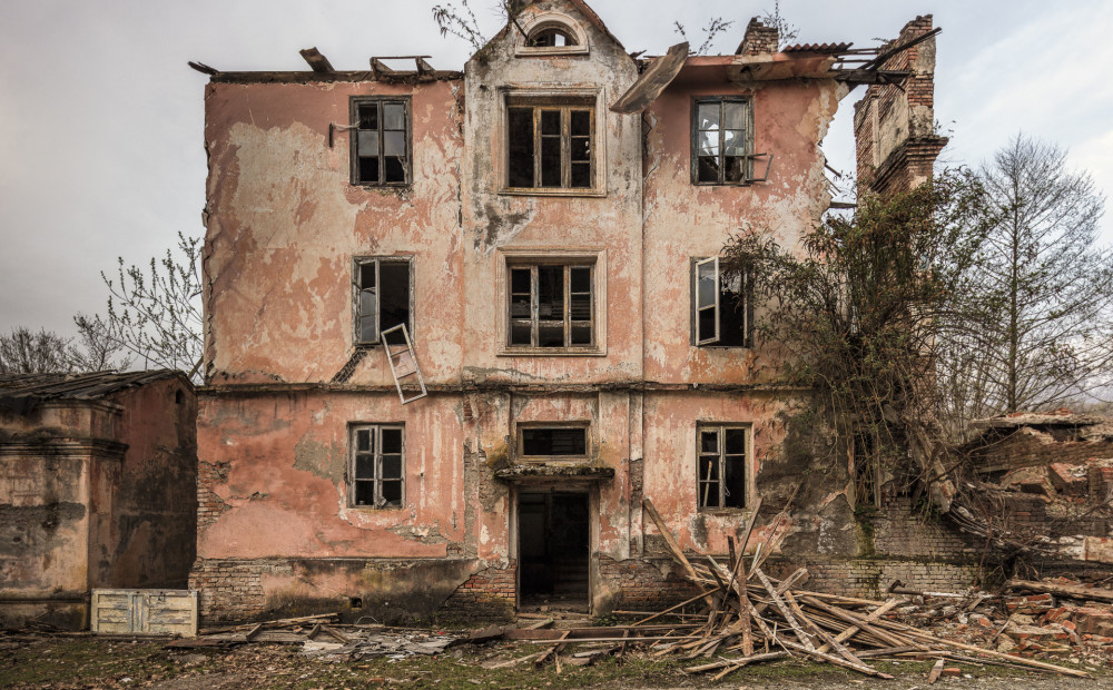 Separātiskā Abhāzijā un sastindzis laiks: britu fotogrāfs iemūžina iespaidīgus kadrus pamestos objektos