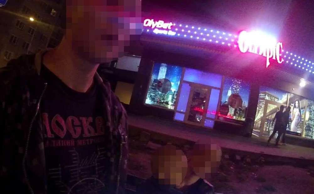 Četrus gadus vecs puika naktī sēž kādā Vecmīlgrāvja pieturvietā, kamēr vecāki turpat netālu nododas azartspēlēm Četrus gadus vecs puika naktī sēž kādā Vecmīlgrāvja pieturvietā, kamēr vecāki turpat netālu nododas azartspēlēm