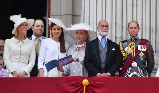 Lēdija Gabriela Vindzore (no kreisās), viņas brālis Lords Frederiks Vindzors ar sievu Sofiju Vinklmenu. Kentas princese Maikla, Kentas princis Maikls un karalienes Elziabetes jaunākais dēls princis Edvards uz Bekingemas pils balkona.