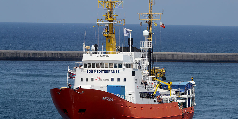 NVO kuģis ar migrantiem iestrēdzis Vidusjūrā, jo apkalpe atsakās viņus nogādāt atpakaļ Lībijā
