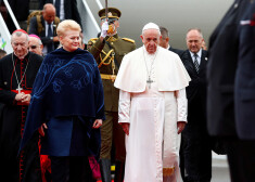 Pāvestu Francisku un viņa svītu Viļņas lidostā sagaidīja Lietuvas prezidente Daļa Grībauskaite.