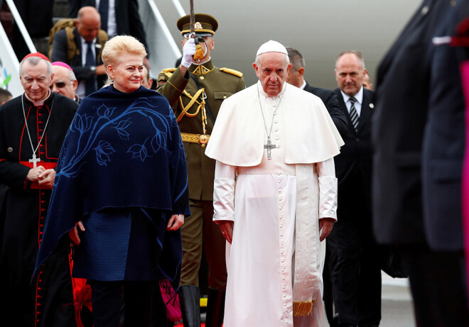 Pāvestu Francisku un viņa svītu Viļņas lidostā sagaidīja Lietuvas prezidente Daļa Grībauskaite.