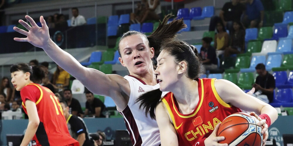 Latvijas izlases basketbolistes nervozā cīņā Pasaules kausa debiju sāk ar dramatisku zaudējumu Ķīnai