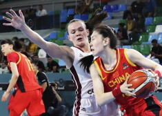 Latvijas izlases basketbolistes nervozā cīņā Pasaules kausa debiju sāk ar dramatisku zaudējumu Ķīnai