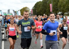 FOTO: noticis "We Run Riga" skrējiens, kurā piedalījās gan sirmi, gan nesen pasaulē nākuši