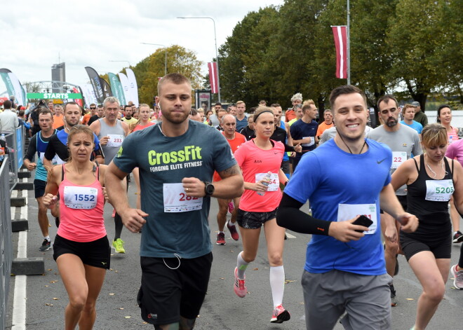 FOTO: noticis "We Run Riga" skrējiens, kurā piedalījās gan sirmi, gan nesen pasaulē nākuši