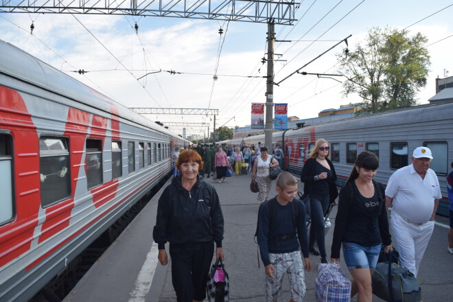 Beidzot ieradušies Maskavā, visi sasvīduši, bet bezgala laimīgi.