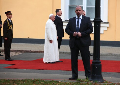 Pāvestu Francisku sagaida Latvijas prezidents Raimonds Vējonis.