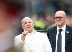 Pāvests Francisks ierodas uz ziedu nolikšanas ceremoniju pie Brīvības pieminekļa.