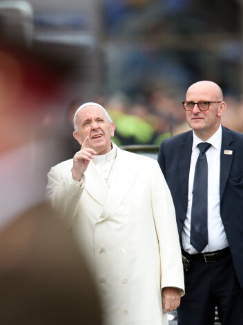 Pāvests Francisks ierodas uz ziedu nolikšanas ceremoniju pie Brīvības pieminekļa.