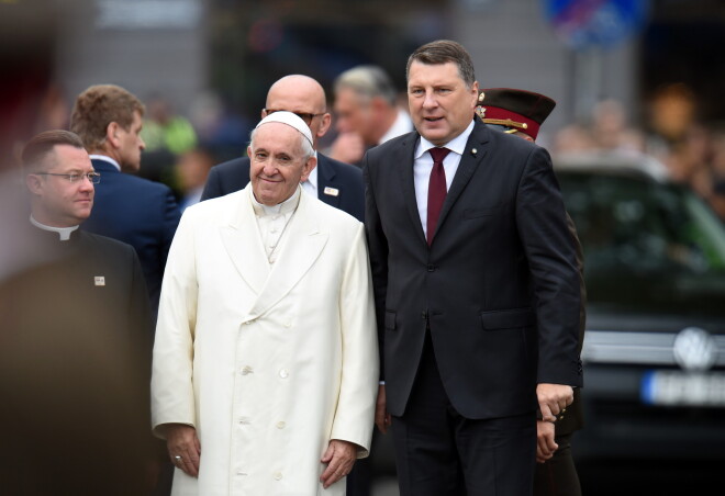 Pāvests Francisks un Latvijas prezidents Raimonds Vējonis.