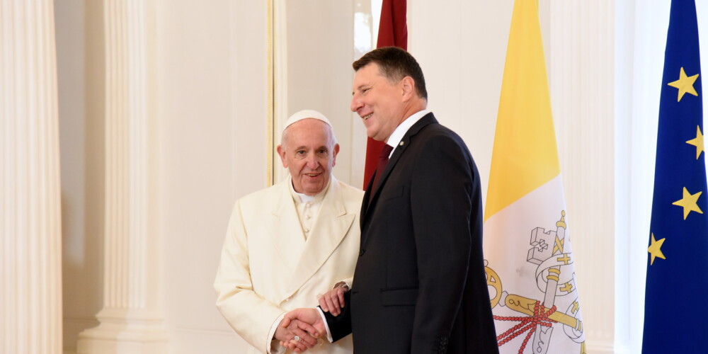 Pāvests Latvijas prezidentam uzdāvinājis mozaīku "Mater Ecclesiae"