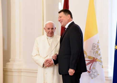 Pāvests Latvijas prezidentam uzdāvinājis mozaīku "Mater Ecclesiae"