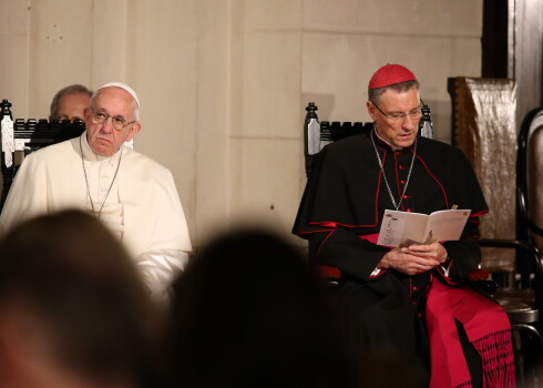 Viņa Svētība pāvests Francisks (no kreisās) un Latvijas Romas katoļu baznīcas arhibīskaps Zbigņevs Stankevičs ekumeniskā dievkalpojuma laikā Doma baznīcā.