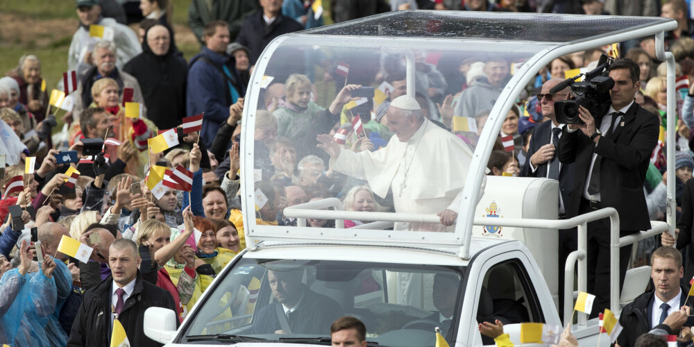 Desmitiem tūkstoši cilvēku Aglonā ar gavilēm sagaida pāvestu Francisku
