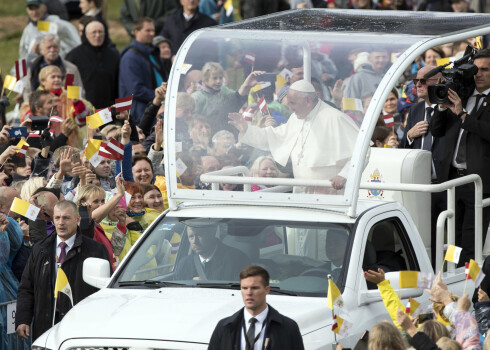 Desmitiem tūkstoši cilvēku Aglonā ar gavilēm sagaida pāvestu Francisku