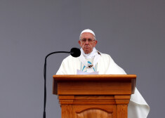 Pāvests Francisks uzrunā tūkstošiem cilvēku Aglonā. 