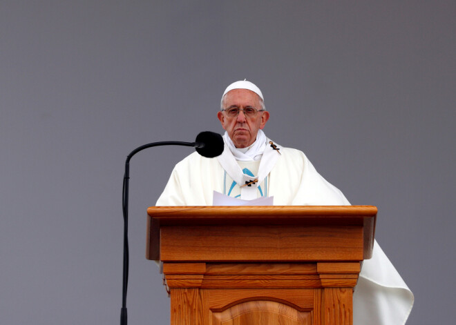 Jādod priekšroka nabadzīgajiem, jāpieceļ, kas pakrituši - Aglonā aicina pāvests Francisks