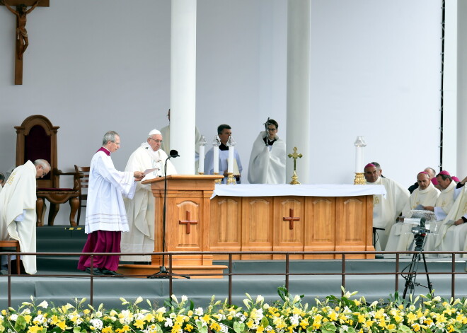 Viņa Svētības pāvesta Franciska svētā mise Aglonas bazilikas laukumā, ur kuru pulcējušies tūkstošiem cilvēku.