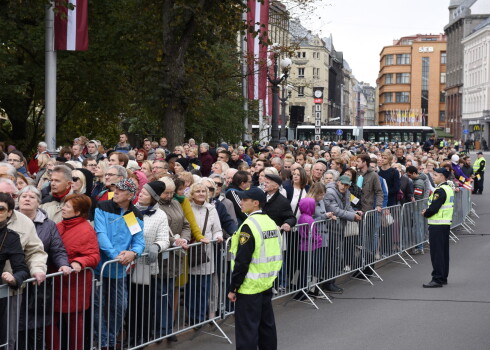 Kamēr daži svētību saņēmuši, liela daļa cilvēku neslēpj rūgtumu pēc pāvesta Franciska vizītes Rīgā