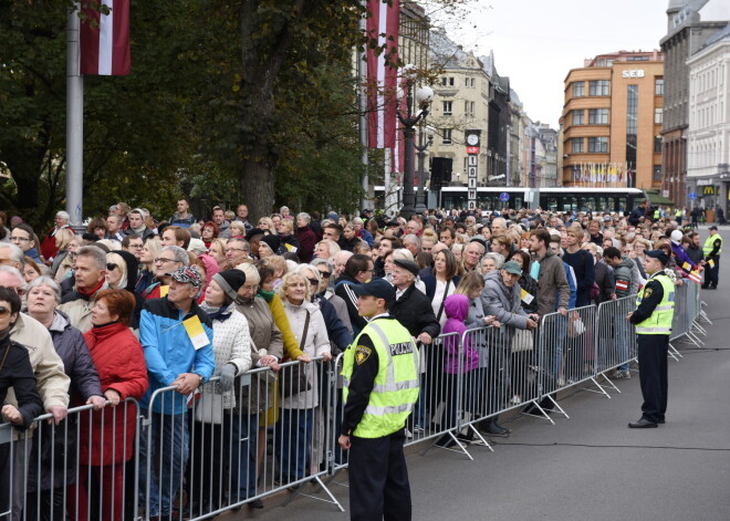 Kamēr daži svētību saņēmuši, liela daļa cilvēku neslēpj rūgtumu pēc pāvesta Franciska vizītes Rīgā