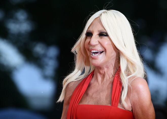 Donatella Versače grasās pārdot "Versace" modes namu zīmolam "Michael Kors"