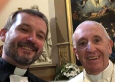 Arhibīskaps Jānis Vanags tiek pie selfija ar pāvestu Francisku, ko uzreiz ievieto feisbukā