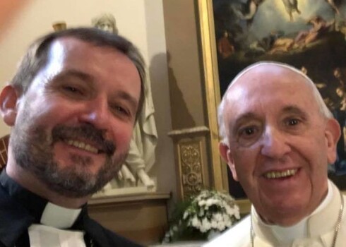 Arhibīskaps Jānis Vanags tiek pie selfija ar pāvestu Francisku, ko uzreiz ievieto feisbukā