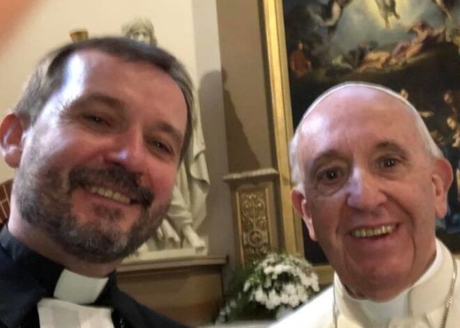 Arhibīskaps Jānis Vanags tiek pie selfija ar pāvestu Francisku, ko uzreiz ievieto feisbukā