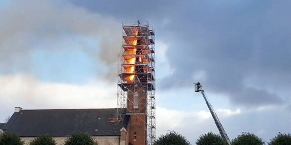 Piņķos ar atklātu liesmu aizdedzies Svētā Jāņa baznīcas tornis